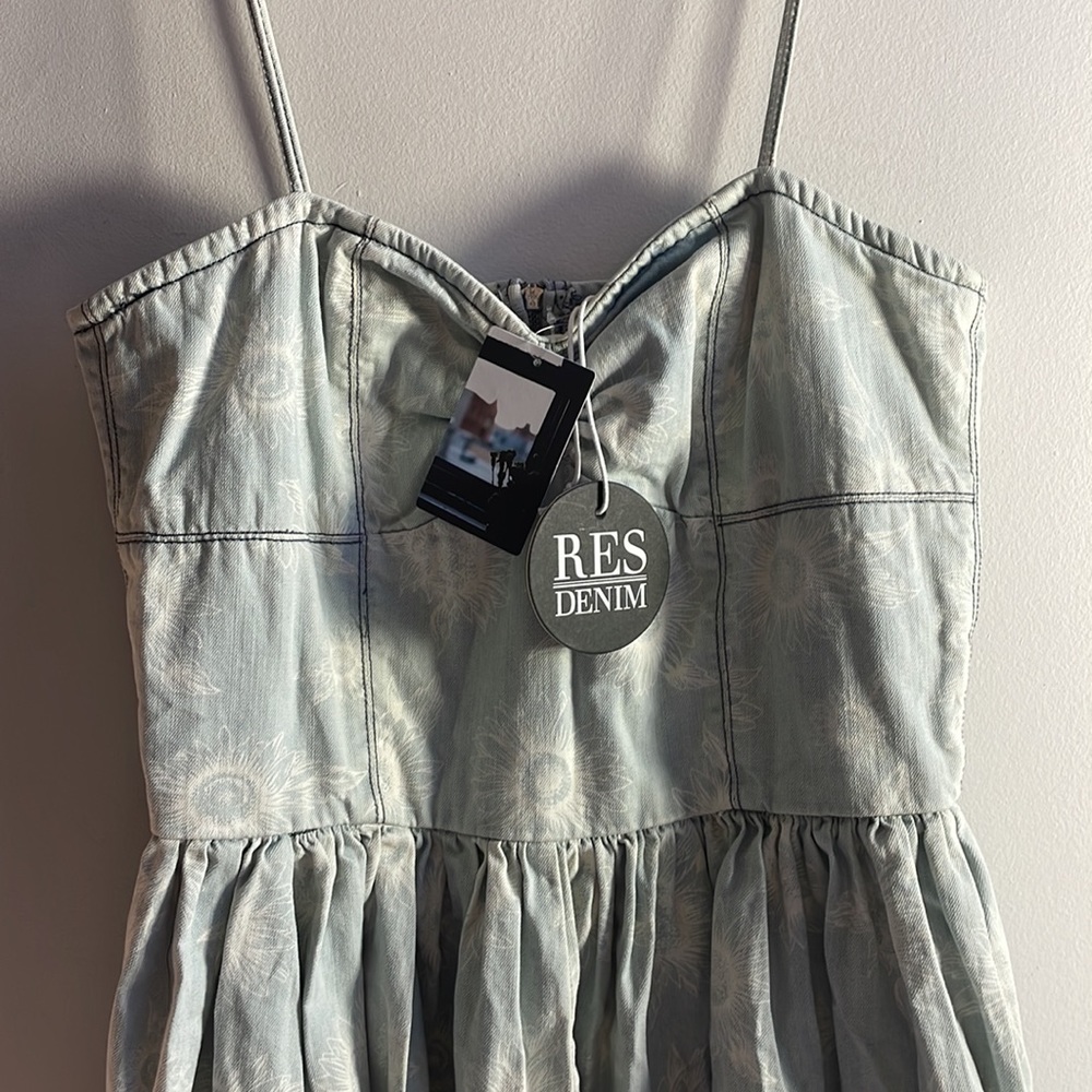 Light Denim Dress with Floral Pattern New With Tags Size M - Picture 2 of 7